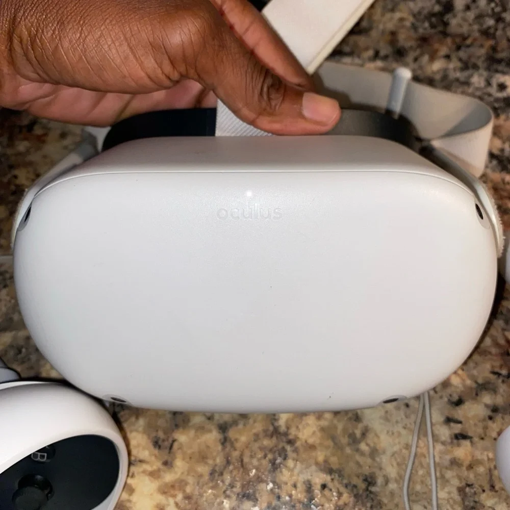 Quest 2 Oculus White Standalone VR Headset with Touch Controllers